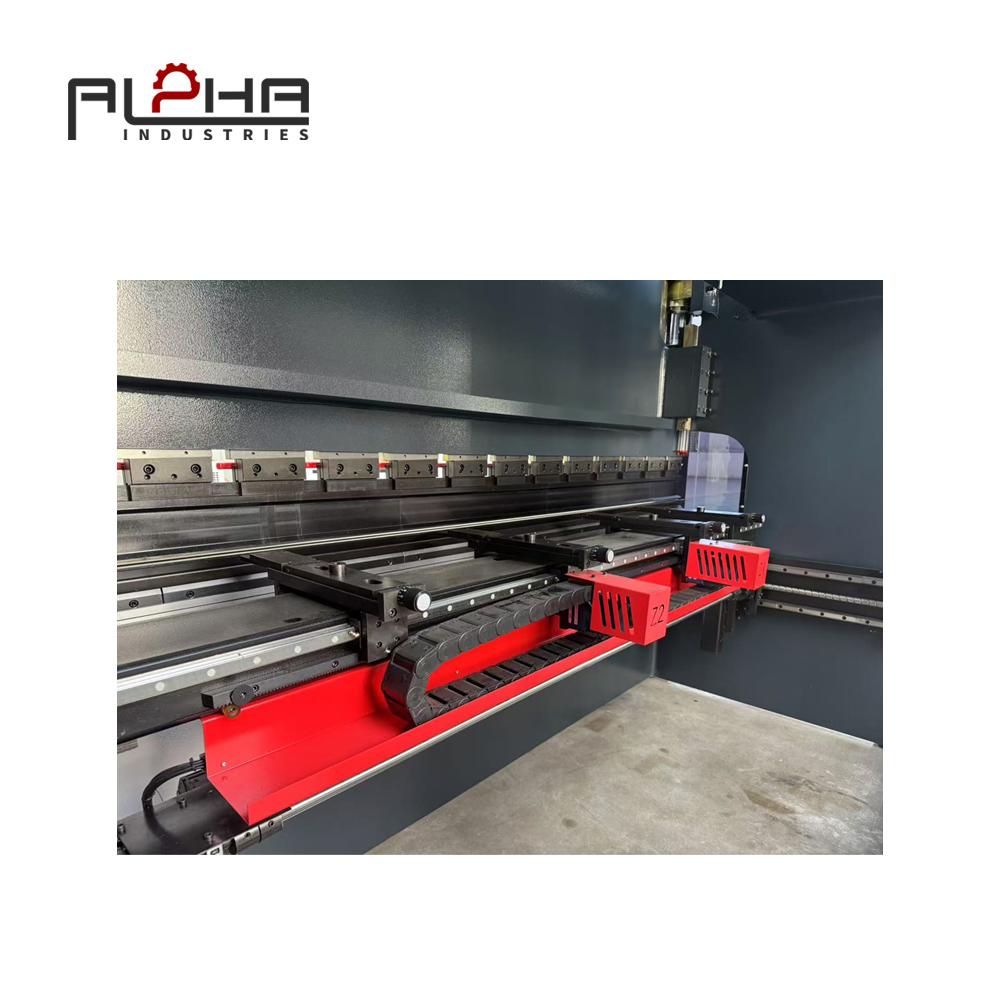 Prensa plegadora CNC para Brasil: Mejora de la eficiencia de producción con automatización inteligente del plegado.